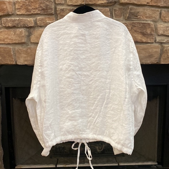 Linear white blouse with cuffed sleeves. Great stitching detail. 2X - Picture 2 of 10